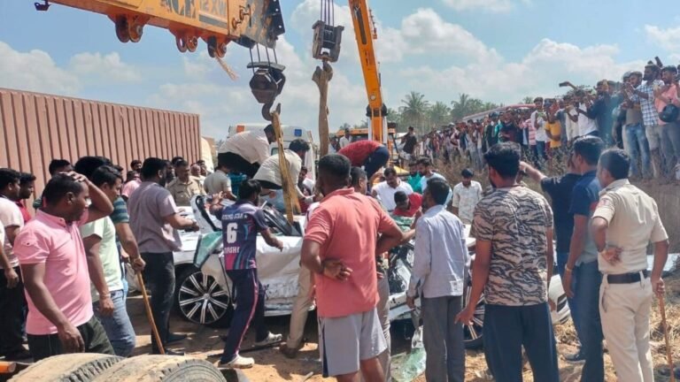 Maharashtra News: Route’s back accidents are 6 lives with each other when the speed trucks of the rams in the SUV | The news today