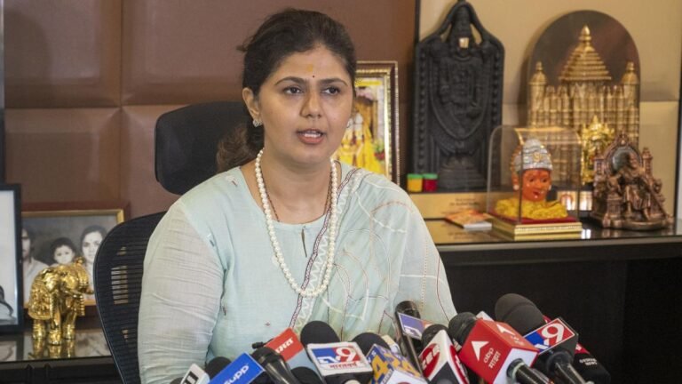 Man arrested for sending the obscene report Minister Pankaya Munde