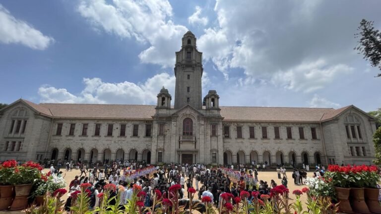 IISC scientists design a new Glow-in-the-Dark molecule for displaying and security applications