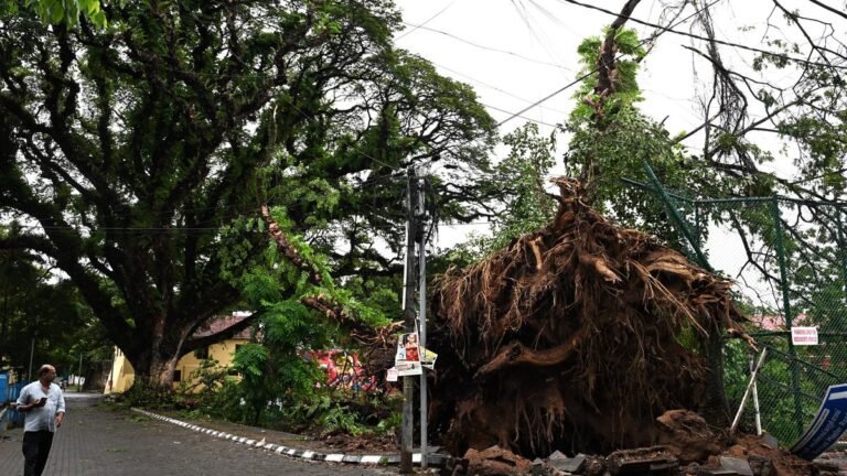 Heavy rain causes confusion in ernacula; A red warning issued