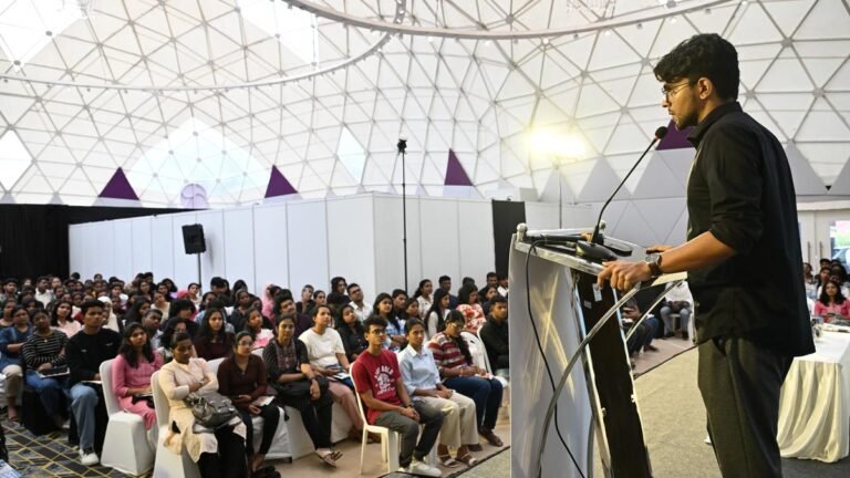 Bureaucrats guide to civil servants at a Hindu summit