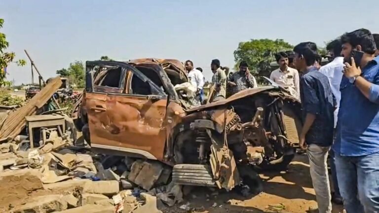 Six killed, one wounded when a car in a metal takes the house