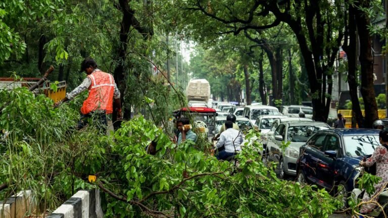 DELHI DRAINS: Heavy subjugate water will start traffic chaos in national capital, Netizens claims that “climate change is real” | The news today