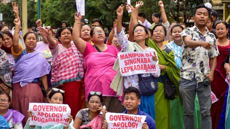 News manipur: 8 injured after the police layer of smoke bombs, tears on protesting marching towards Raj Bhawan | The news today
