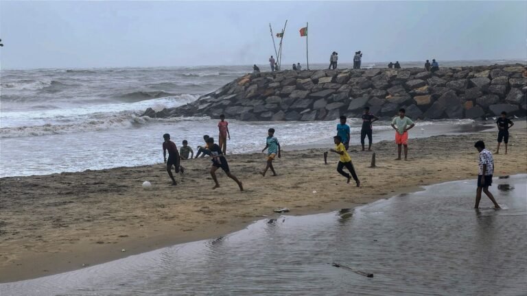 Weather update: Rain alerts! IMD predicts heavy rainfall in Kerala, Karnataka, other states until June 2. The news today