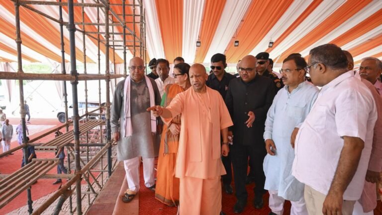 Up cm Yogi Reviews Prewrations in Kanpur before visiting PM Modi 30.