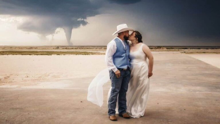 Real or Photoshopped? Tornado captured in “epic” wedding photography in New Mexico The news today