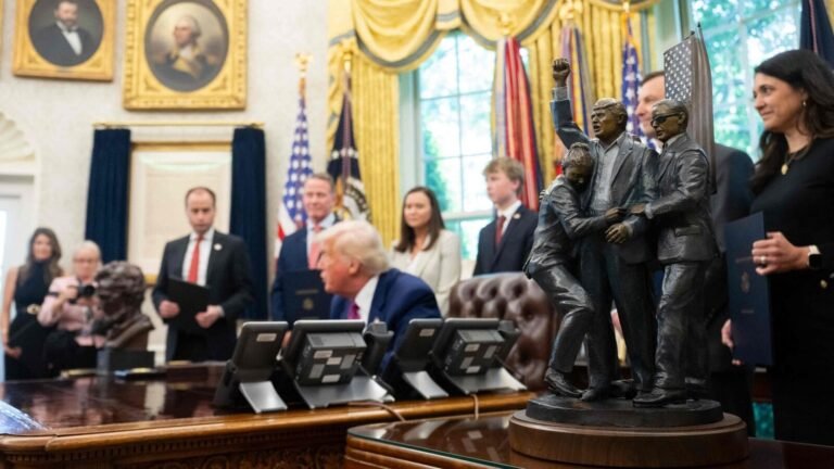 Trump places the dramatic statue of the assassination of the oval office; Busing Social Media: “One of the two dolls …” | The news today