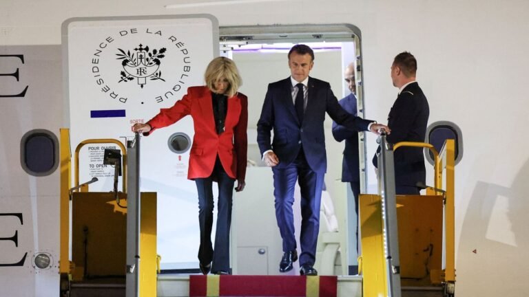 “Love Tap” or “real couple” behavior? Macron’s medium air “squabble” with wife Brigitte leaves the Internet guess | The news today
