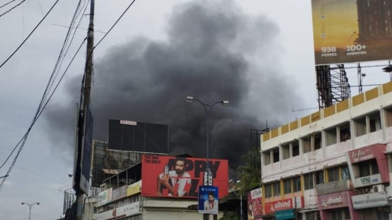 Massive fire breaks out in the shopping complex in Kozhikode