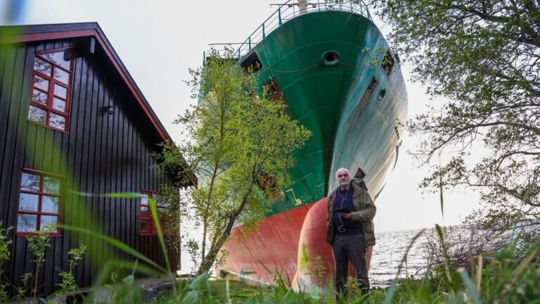“It was unreal”: the Norwegian man woke up on a huge cargo ship hit his front garden Watch video | The news today