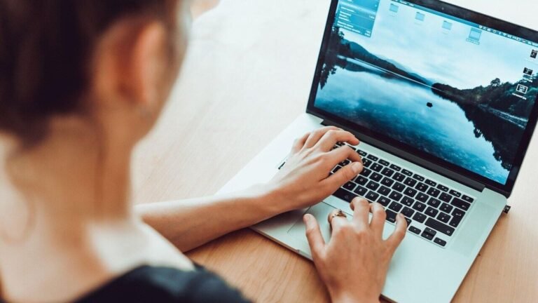 Boss’s ultimatum work on day off or lose bonus sparks anger online | The news today