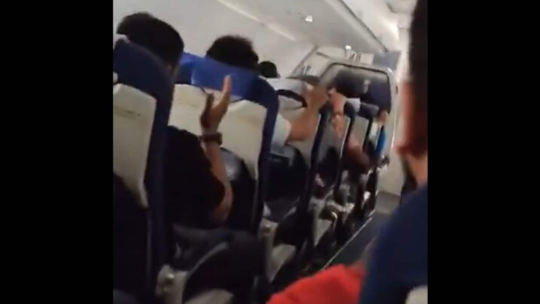Medium air! Passengers scream, pray when the indigo flight from Delhi to Srinagar navigates turbulence | Viral video | The news today