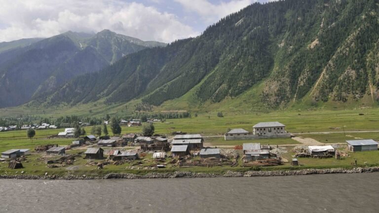 Schools closed in these districts of Kashmir, Jammu & Pandjab; Kashmiri university exams postponed – details The news today