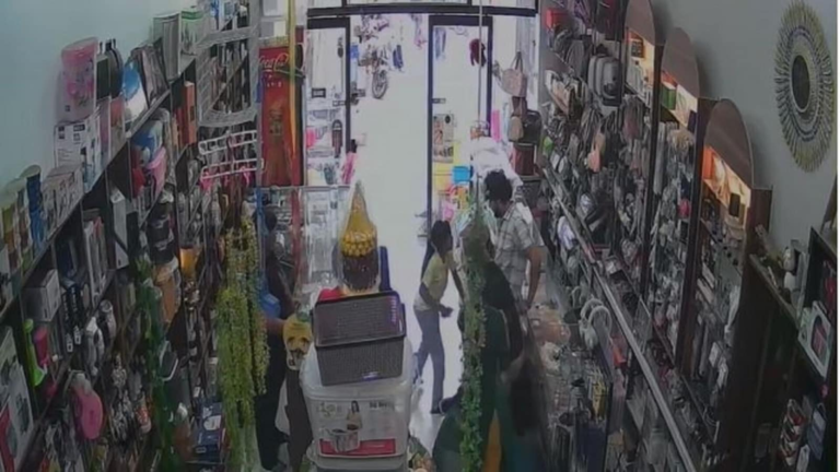 UP Girl, 15, attacks Blade merchant after refusing to take back item | The news today