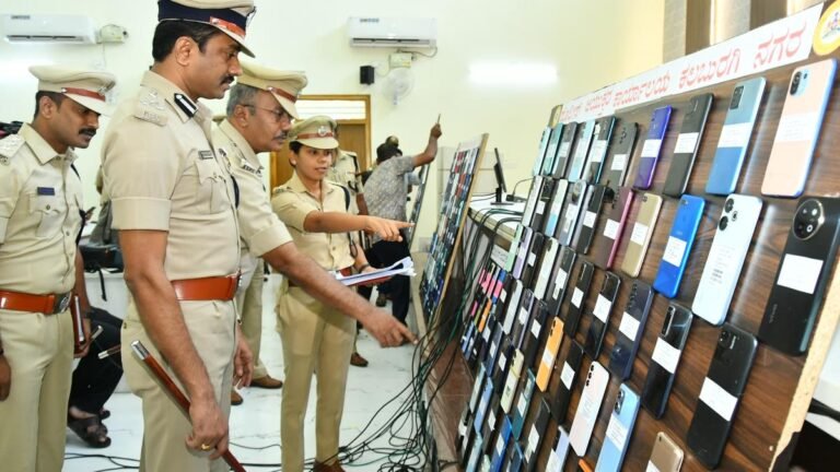 Police hand over 225 mobile phones to owners in Kalaburagagi
