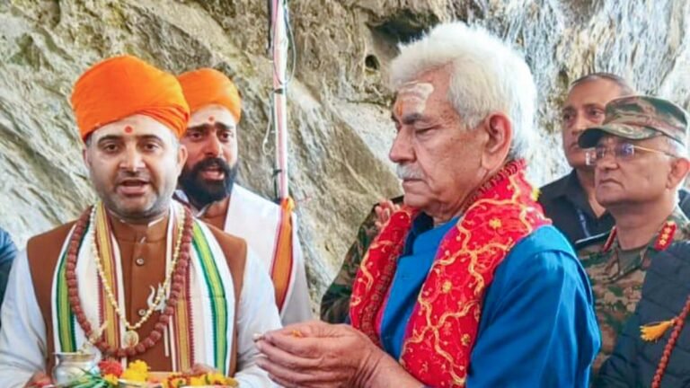 J&K LG represents “pratham puja” in the sanctuary of amarnath, urges devotees to appear in large numbers
