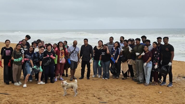 St. Xavier’s College organizes cleaning beach with university students from Singapore