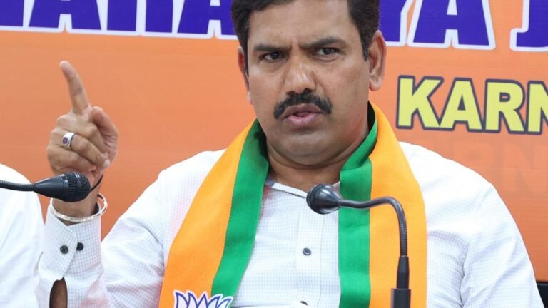 Stampede: BJP start a campaign against the Govt Congress. involvement of families of victims; Looking for cm and dy. CM Resignation
