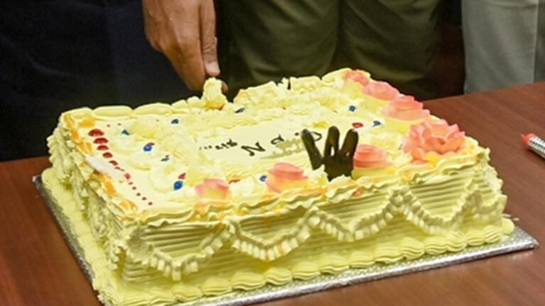 Driver Authorickshaw arrested for cutting a cake with a sword