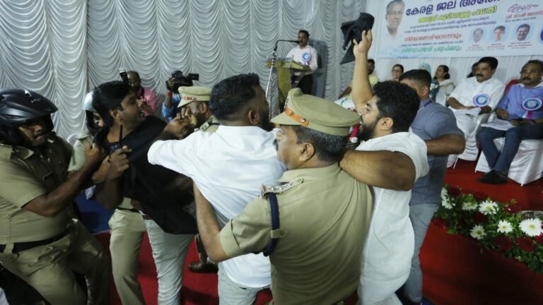 Youth activists protest against the minister requiring threat solutions in infktuzi in Nannyal
