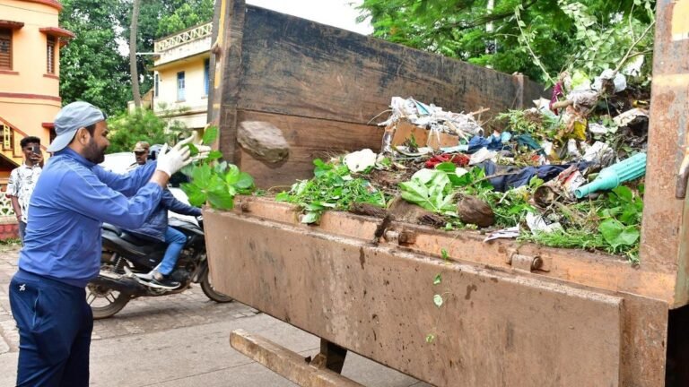 Minister leads the drive of cleanliness in Dharwad