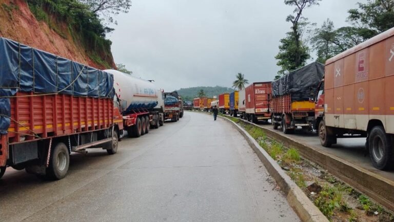 Landslides near Sakleshpur disrupt the vehicle on the Bengaluru-Mangalur highway
