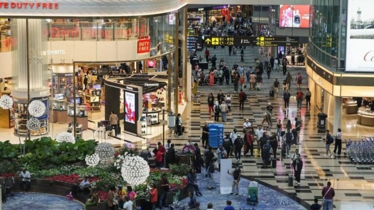 Two Indian women arrested for theft of objects worth SGD 635 at Changi Airport | The news today