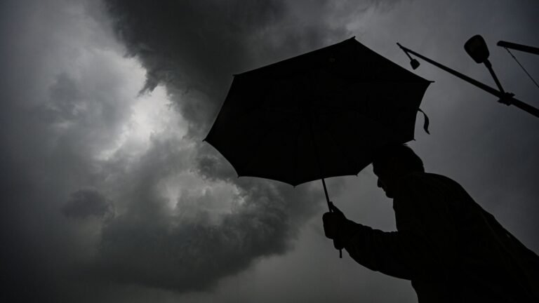 Monsoon Hits pause after the start of the record – what’s going on?