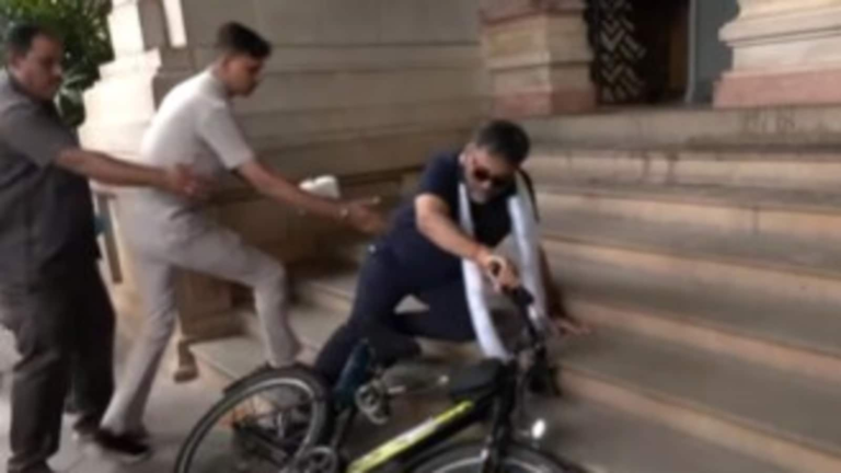 DK Shivakumar falls from a bicycle near Vishana Judge: Watch video | Tech Word News