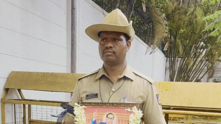 Police staff of the Bengalur Police Staff protest against the suspension of the Chief of the Municipal Police