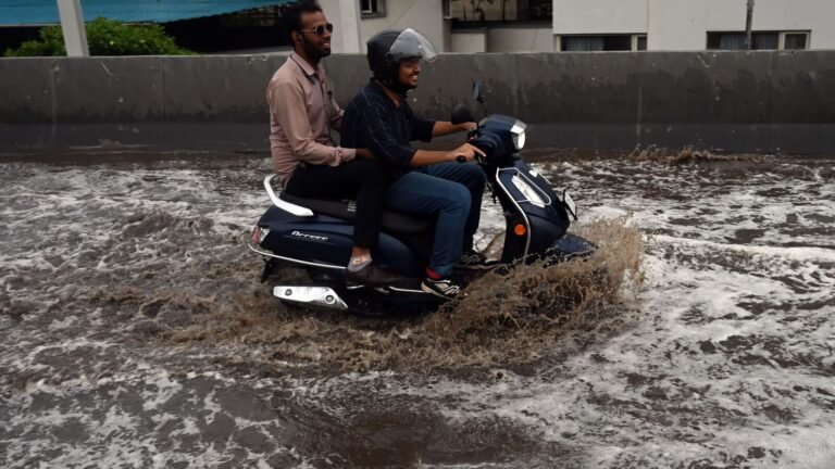 Delhi Rains: heavy showers, strong winds bring relief after days of appalling heat Watch | Tech Word News