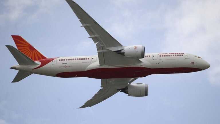 Air India from San Francisco to Bombai suffers from a technical hitch; Passengers released in Calcutta