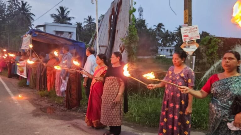 Chelllanam-Coci Janakeeya Vedhi organizes protest against the march condemning registration