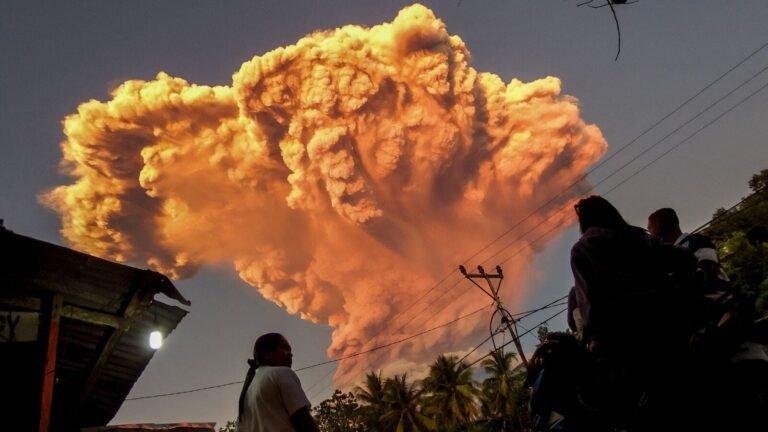 Mount Lewotobi Laki-Laki in Indonesia spews the colossal ash tower, authorities Problem Caution: Check for details | Tech Word News