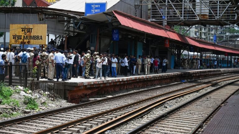 Mumbra Train: Ashwini Vaishnaw meets the Railway Council officials, the ICF team; Discuss the ventilation without AC | The news today