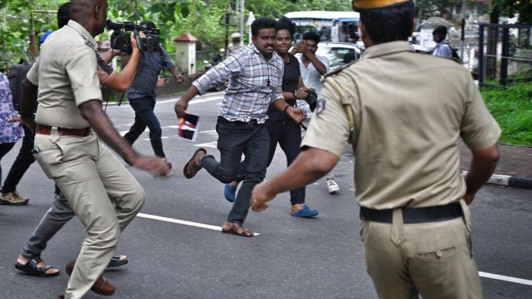 Protest SFI in front of Kerala Raj Bhavan on photographs of RSS leaders
