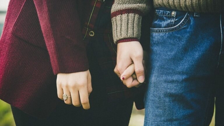 Sexual harassment in the workplace? The court says no, asking society to rehiria manager, who was released for kissing a female colleague The news today