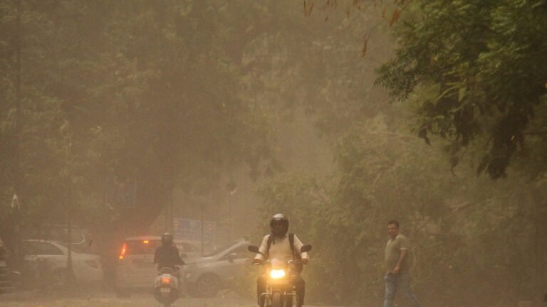 IMD issues a storm warning for Delhi; Strong winds are likely to hit capital in the next 2-3 hours The news today