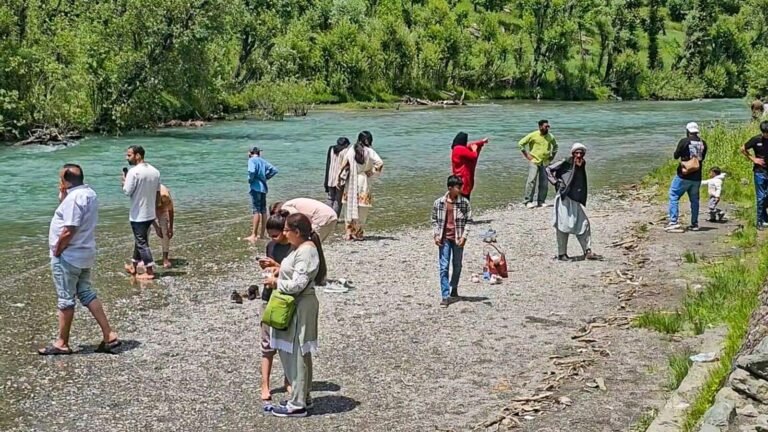 “Pahalgam bustling with activity”: Omar Abdullah shares the buzzing of scenes from Hill Hill Terror-Hit in Kashmir | Tech Word News