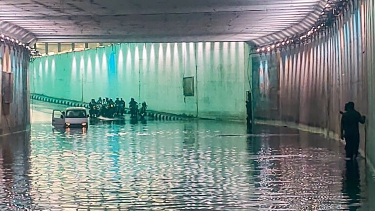 Massive traffic jams on the roads in Delhi, as rain starts the water commuting | Tech Word News