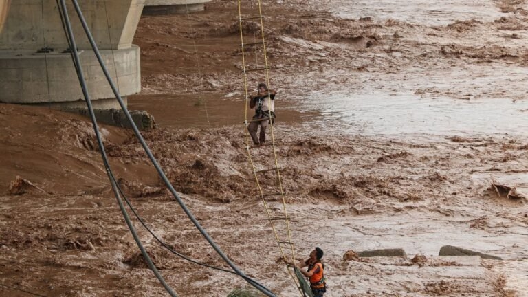The man stuck in the middle of the stream in Jammu’s Tawi and held the ropes as the river raged around him; Dramatic video surfaces Tech Word News