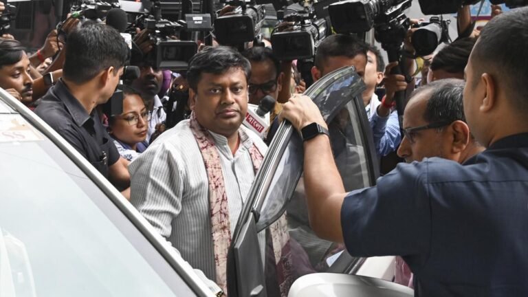 The Minister of the Union comes out of police size Calcutta after retaining overnight over the protest of rape