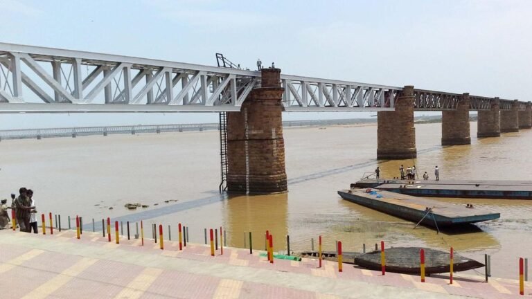 Government Andhra Pradesh to carry out a new study on the structural stability of the 125 -year -old abandoned Havelock bridge across the Godavari River