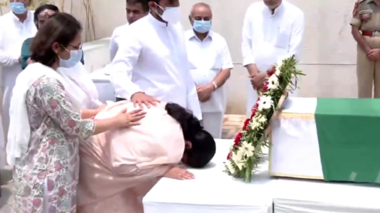 Gujarat Ex-CM Vijay Rupani’s wife Anjali Rupani offers tear farewell to her husband Video | Tech Word News