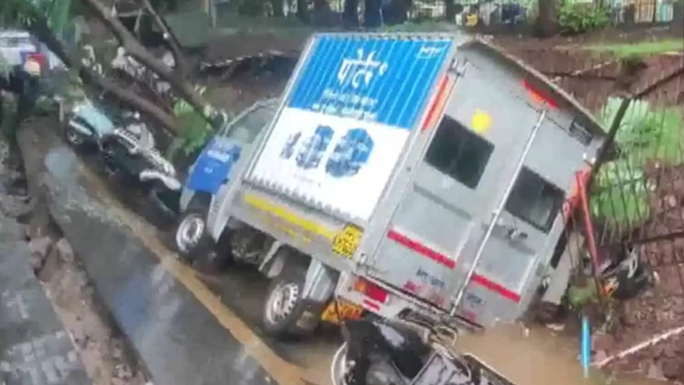 Rains Mumbai: The road collapses in Navi Mumbai in the middle of a heavy downpour Watch | Tech Word News