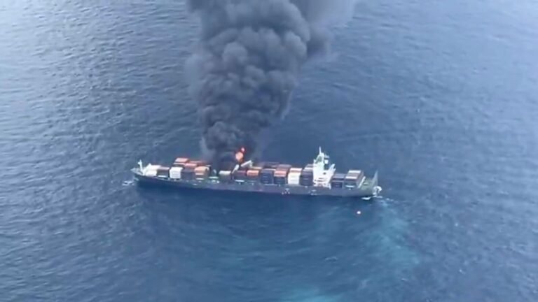 The explosion hits the Singapore Flagged ship on the coast of Kerala, 4 missing, the Indian Navy sends help | Watch | The news today