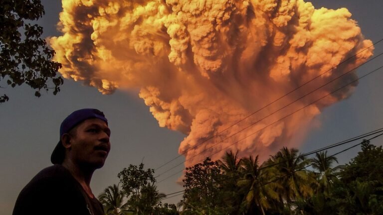 Indonesia Lewobi Laki-Klaki explodes 50 times in 2 hours; 32 800 feet high explosion triggers the highest warning | Watch | Tech Word News
