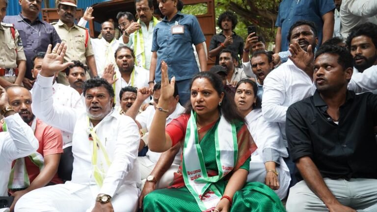 Kavitha Stages protest against the price of buses