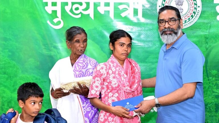 Hemant Soren provides a honorary in the amount of 2.66 ₹ Crore to the martial constable family Sunil Dhana